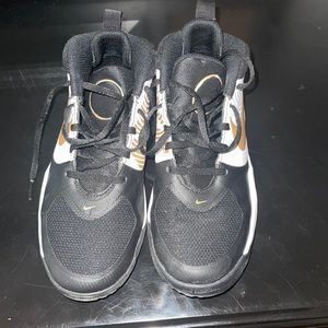 Girls basketball shoes